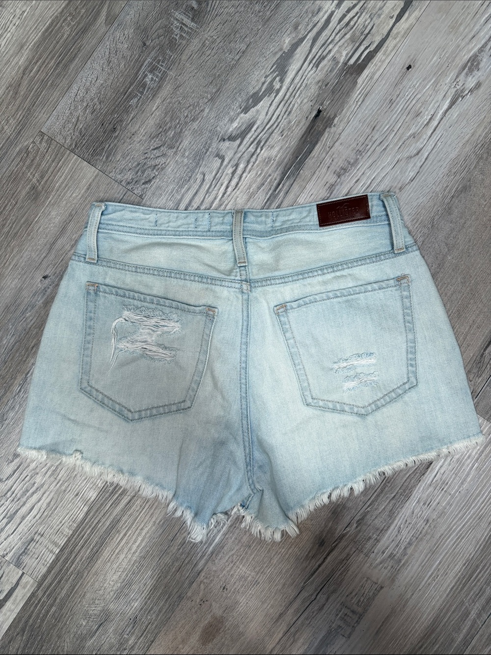 Hollister High-Rise Mom 3’ Light Blue Distressed Denim Shorts - Size 7/w28 - Picture 8 of 11